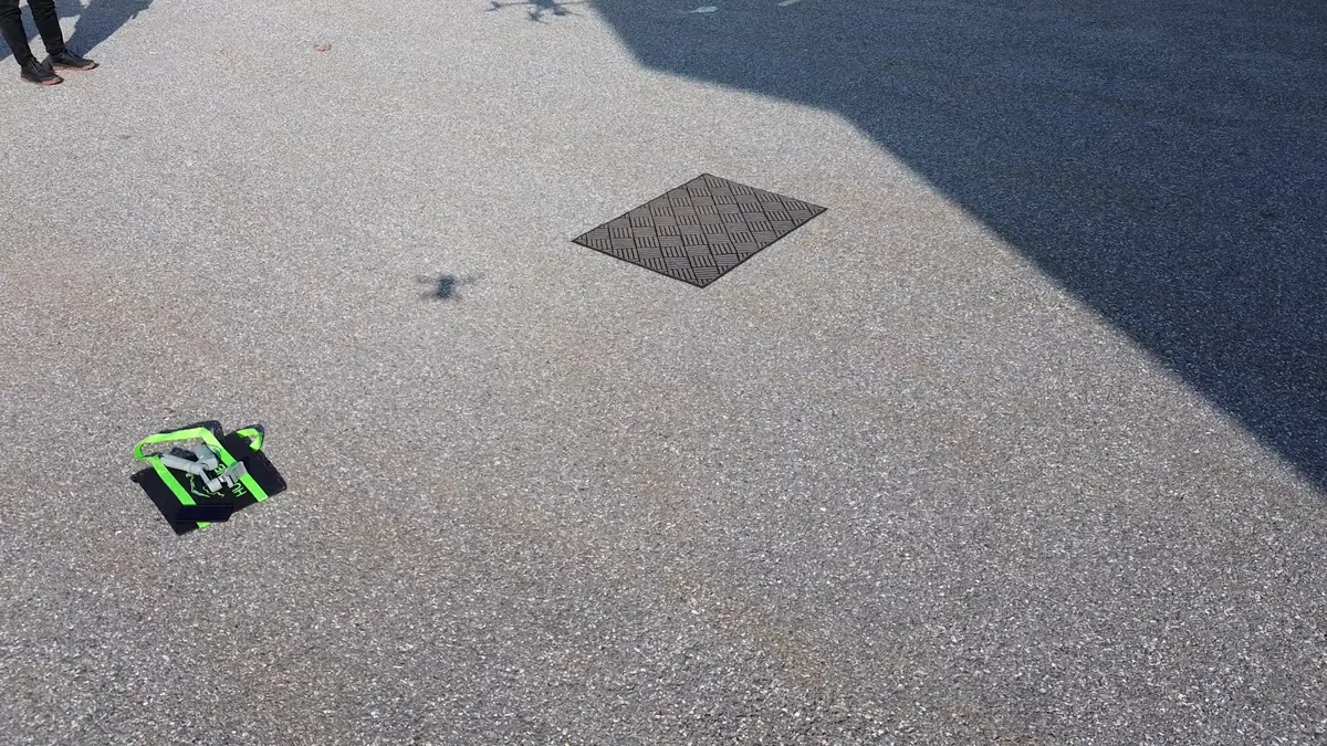 Drone posé sur son aire de décollage sur un stationnement de Gatineau avant une mission