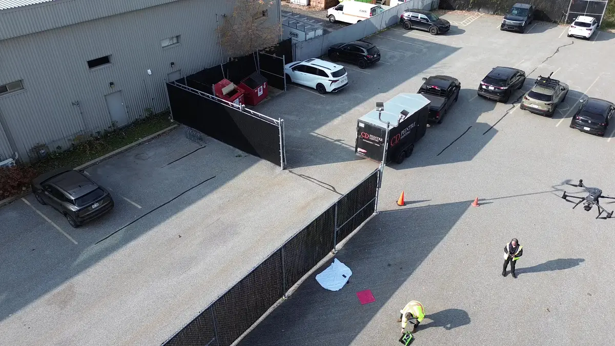 Drone DJI Matrice 300 RTK de DroneOptik360 en approche au-dessus de deux pilotes à Gatineau