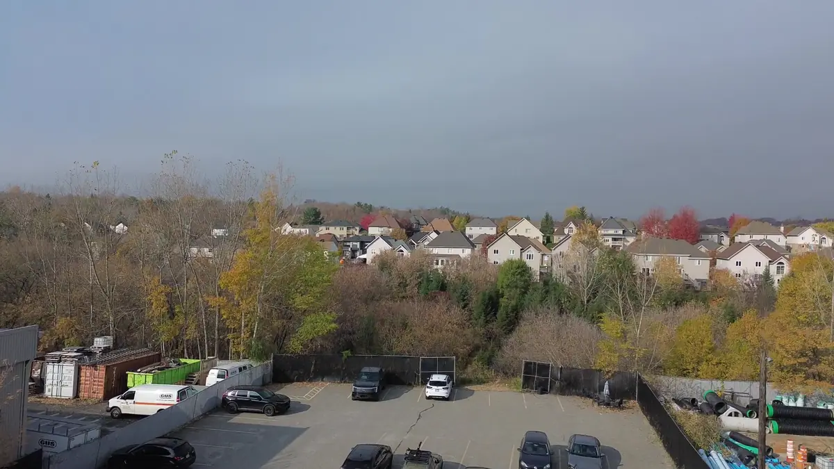 Vue aérienne par drone d'un quartier résidentiel de Gatineau en automne, Outaouais