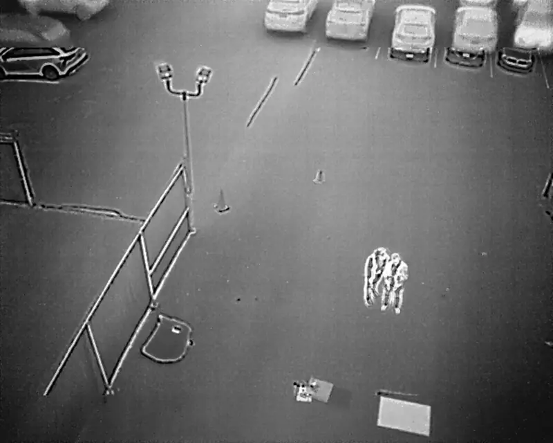 Démonstration DroneOptik360 : thermique en niveaux de gris : véhicules, lampadaires et équipe