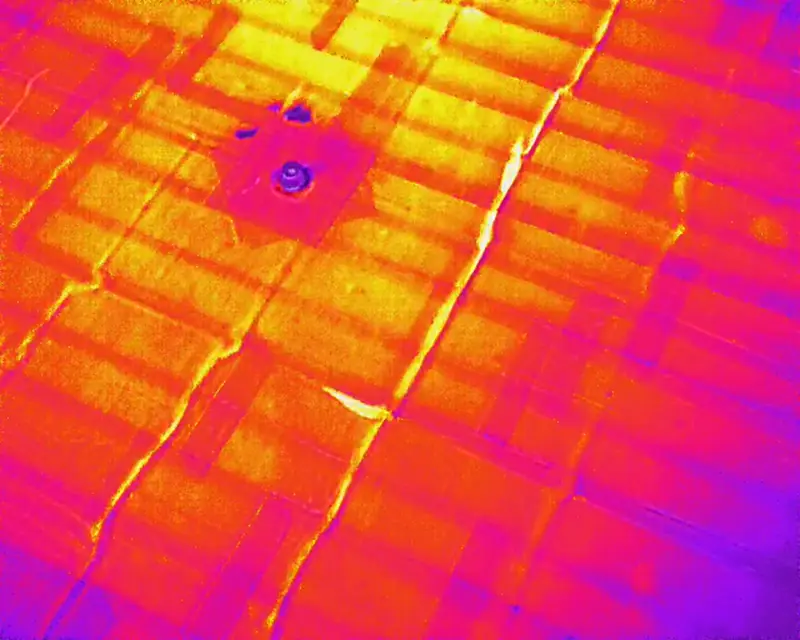 Image thermique par drone d'un toit plat commercial à Gatineau montrant des écarts de température le long des joints de membrane