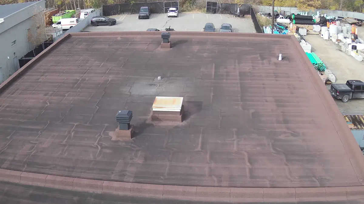 Vue aérienne par drone d'un toit plat commercial avec ventilateurs et puits de lumière, inspection de toiture en Outaouais